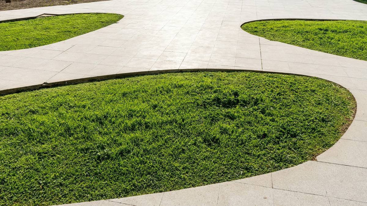Bar chart comparing durability, cost, and installation difficulty of 9 common garden edging materials