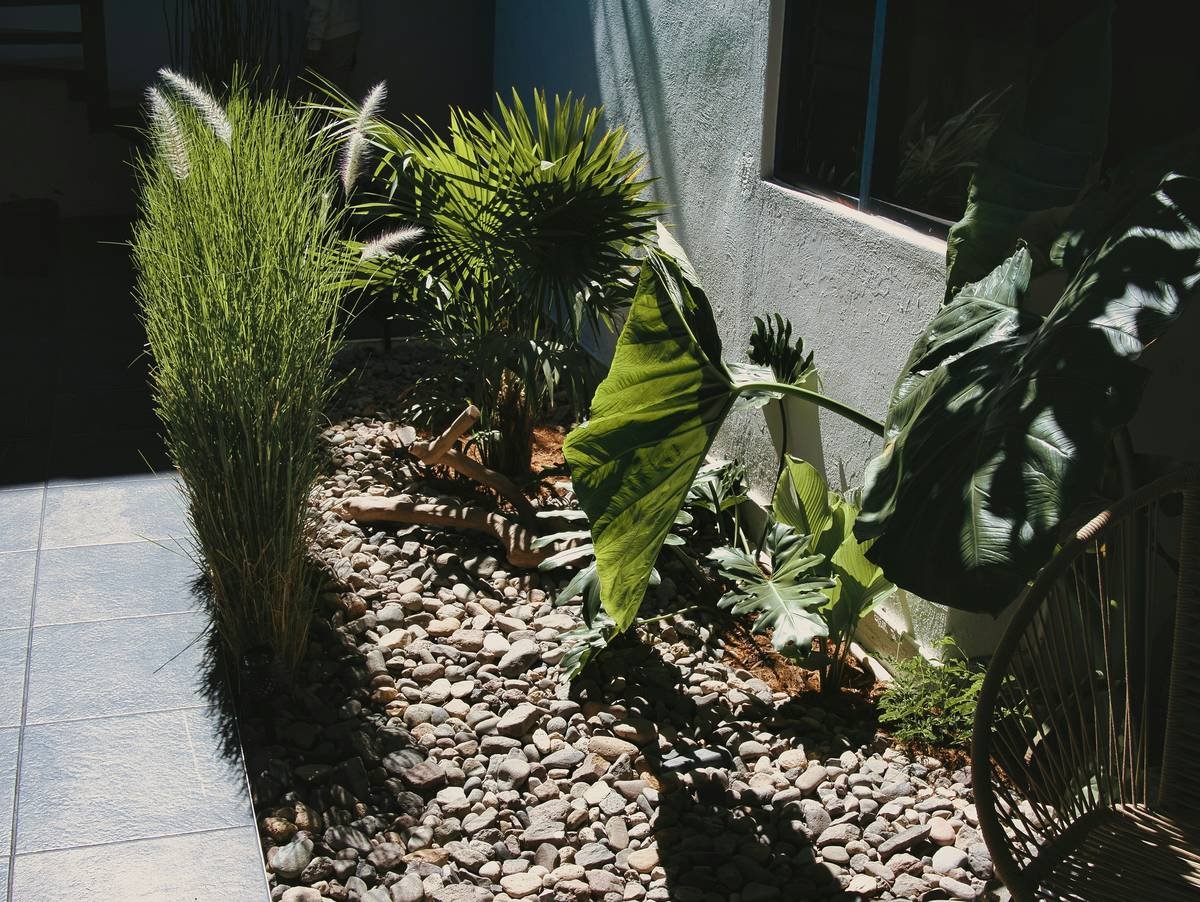 Infographic showing 3 benefits of garden edging: weed control, mulch retention, and visual definition with icons and stats