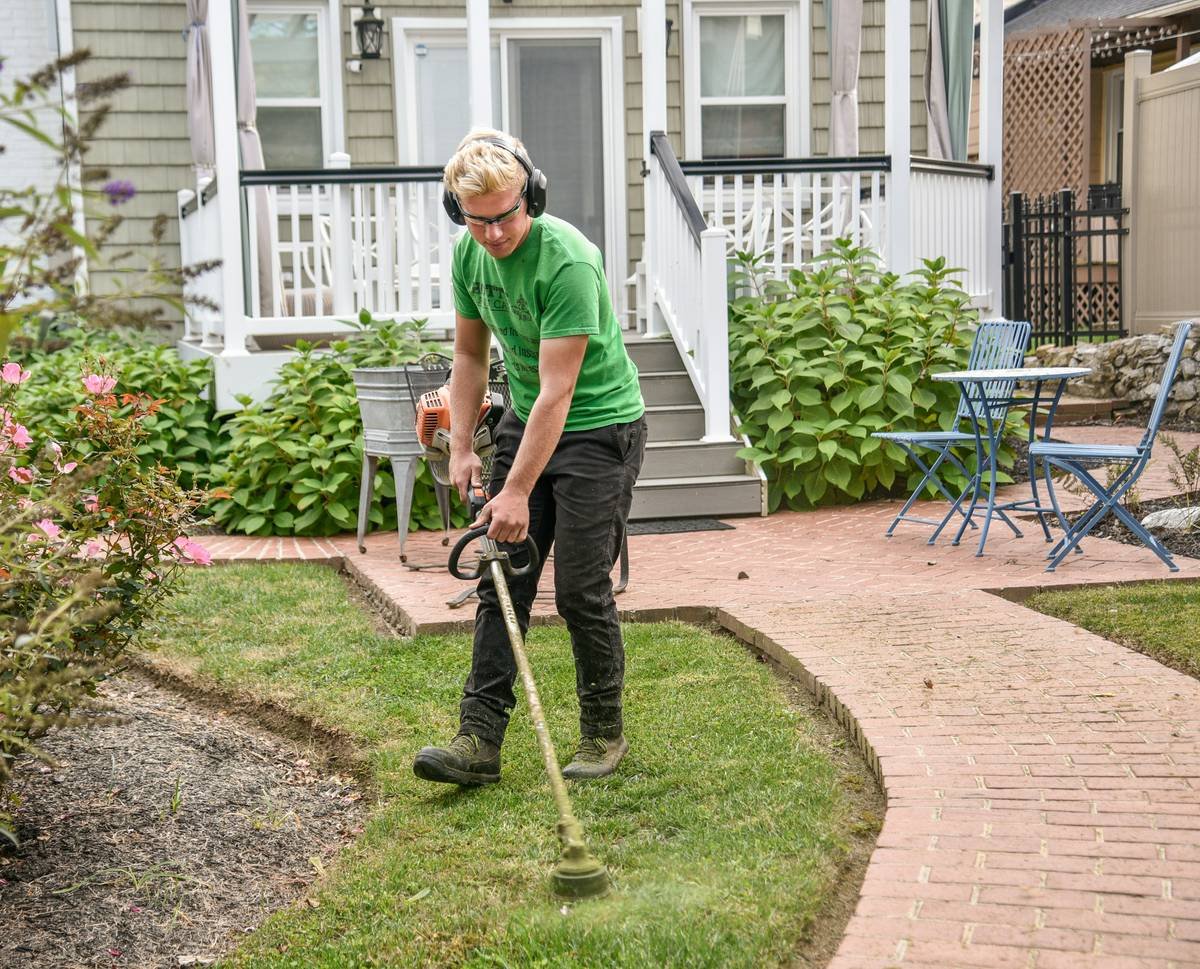 Infographic showing benefits of proper garden edging: reduced maintenance, increased property value, cleaner appearance