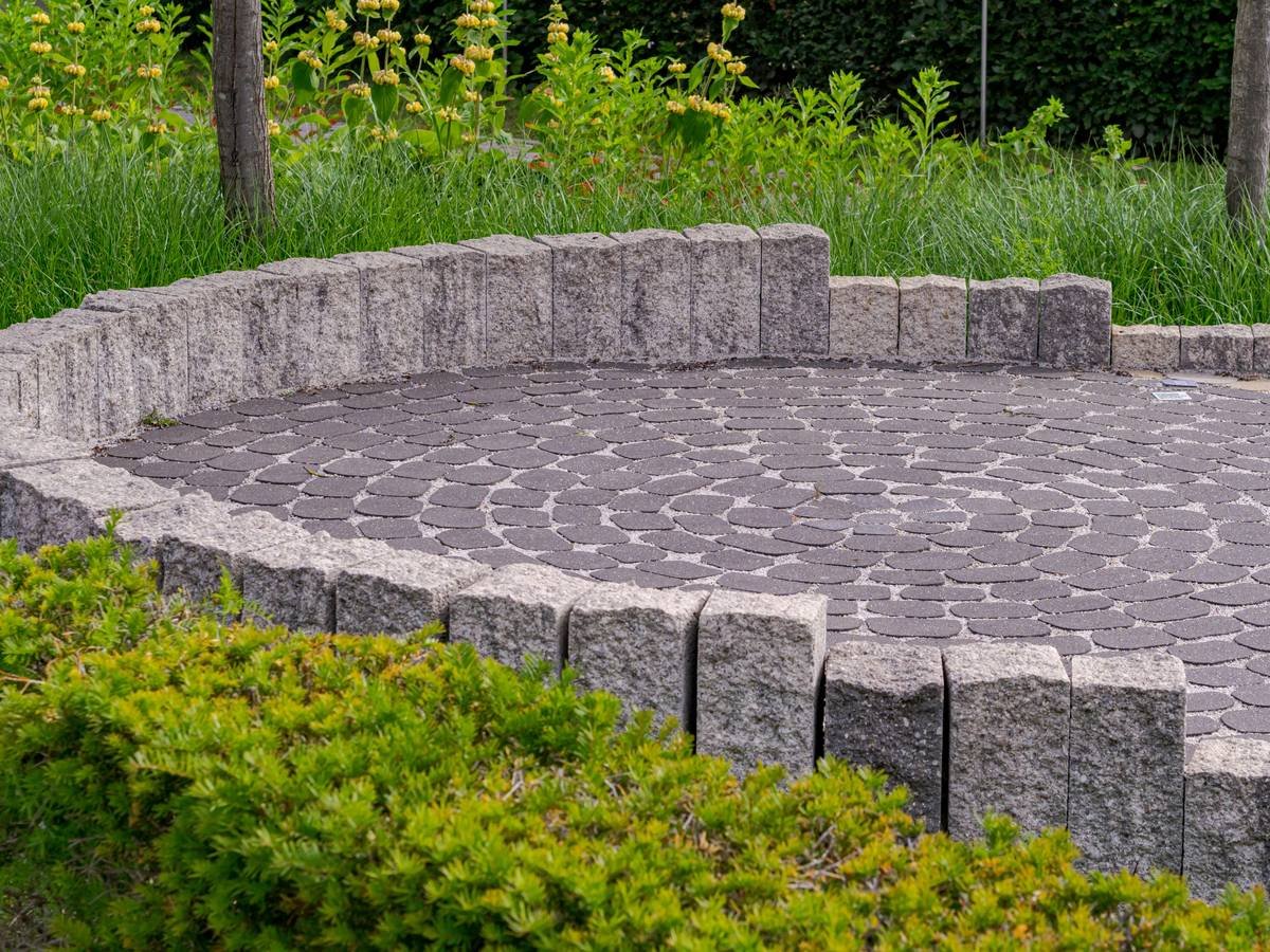 Side-by-side diagram: straight edging causes soil erosion at corners; curved edging guides water smoothly along bed