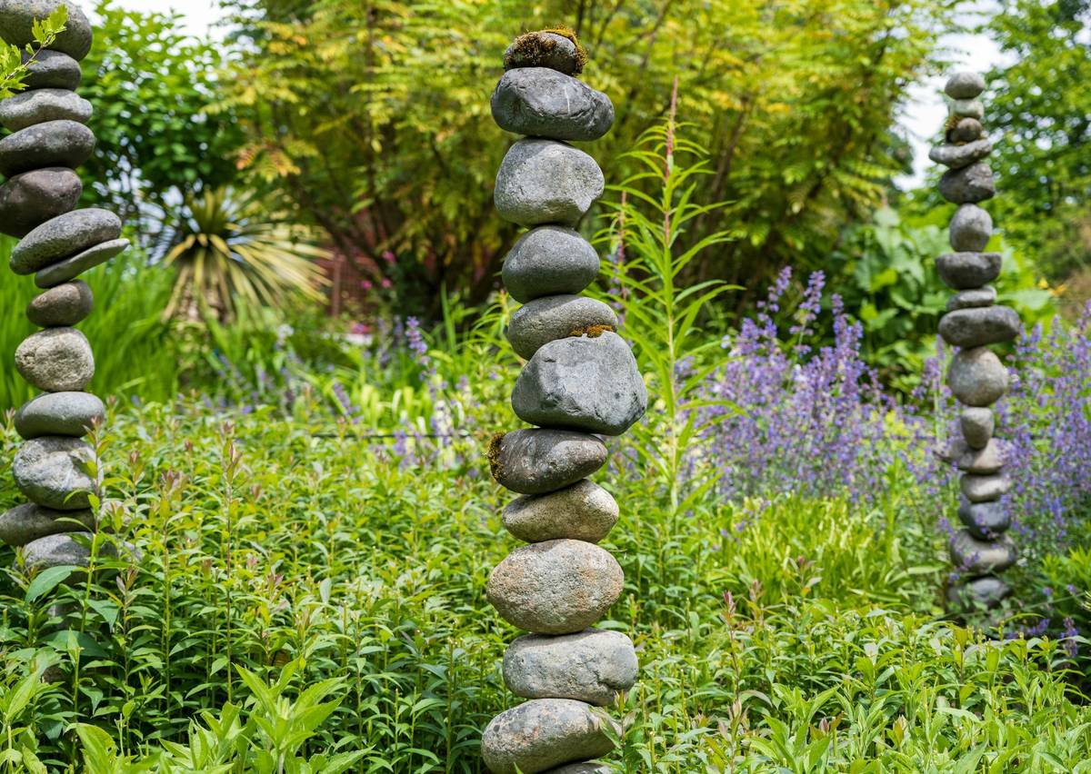 Why Your Garden Looks Sloppy (And How Curved Garden Edging Blocks Fix It Instantly)