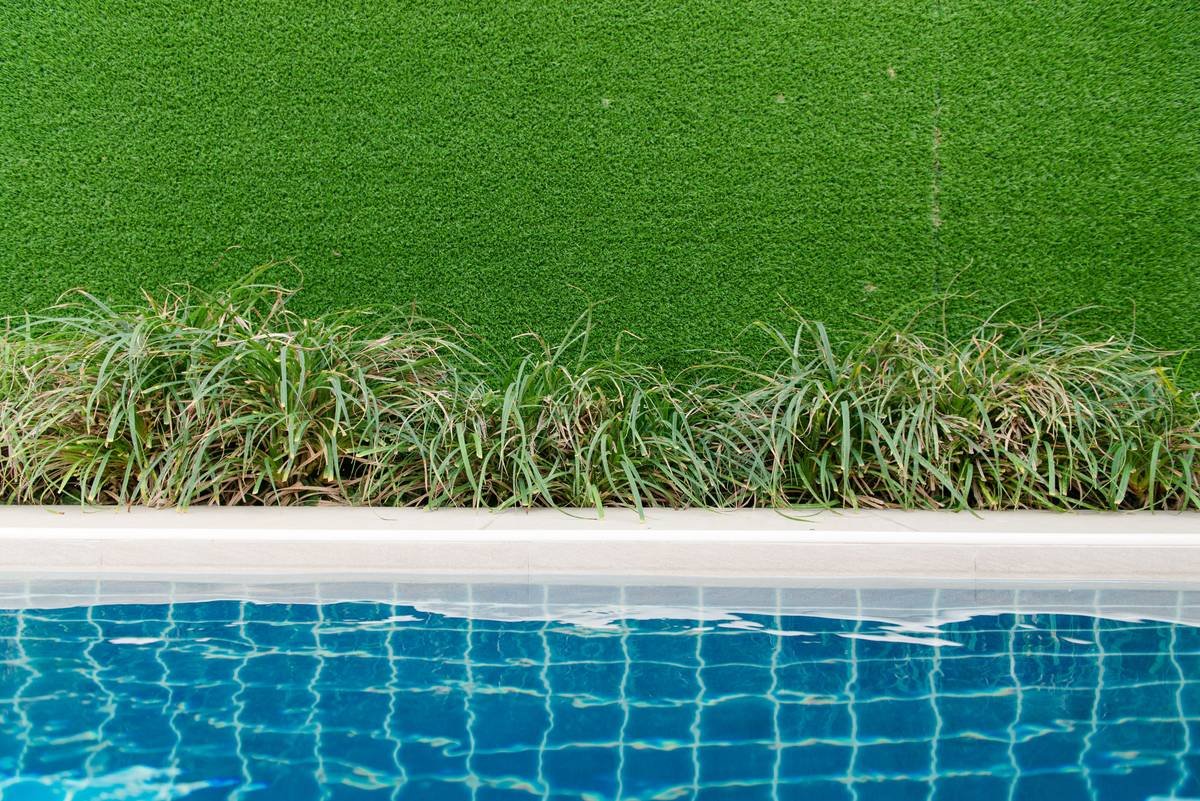 Side-by-side comparison: left shows jagged, overgrown garden with straight plastic edging; right shows lush, clean beds with smooth curved garden edging pavers